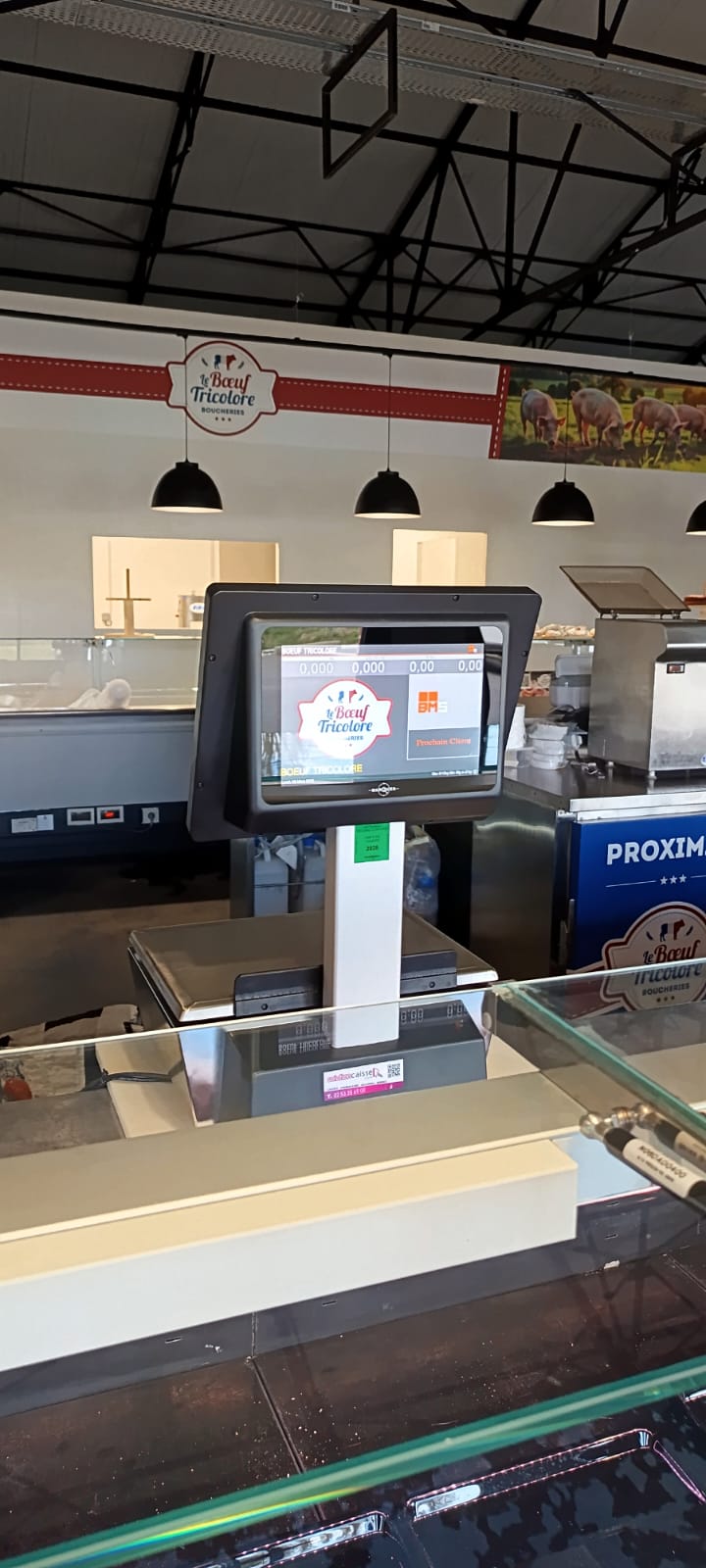 Balance BM5 ARM installée sur une vitrine réfrigérée de boucherie